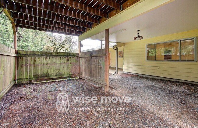 Building Photo - Mid-Mod on Missoula- Big Backyard!