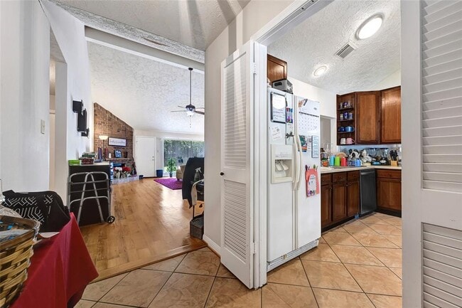 Building Photo - 2215 Saradon Dr