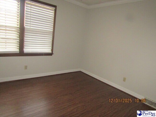 Building Photo - 864 Thunderbird Dr