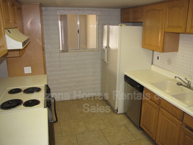 Building Photo - 302 N Banff Ave