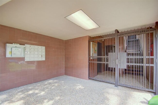 Building Photo - 2213 S Braeswood Blvd