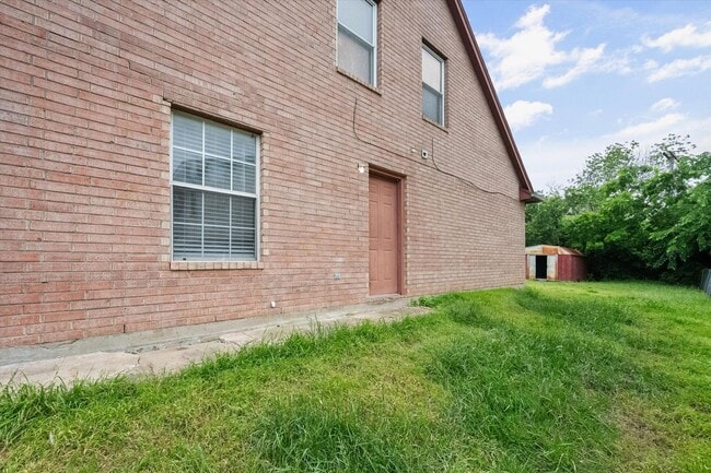 Building Photo - 612 Kings Way Dr