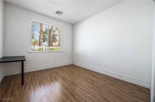 Building Photo - 212 Waterton Lakes Ave