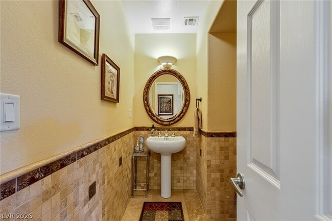 Building Photo - 724 Pinnacle Heights