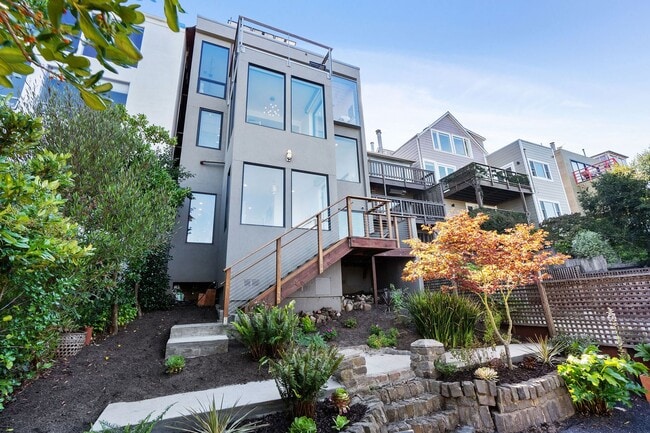 Building Photo - Designer Home w/Panoramic Views on Laidley...
