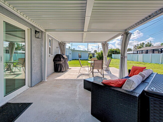 Building Photo - Seasonal Rental Near Venice – Pet-Friendly...