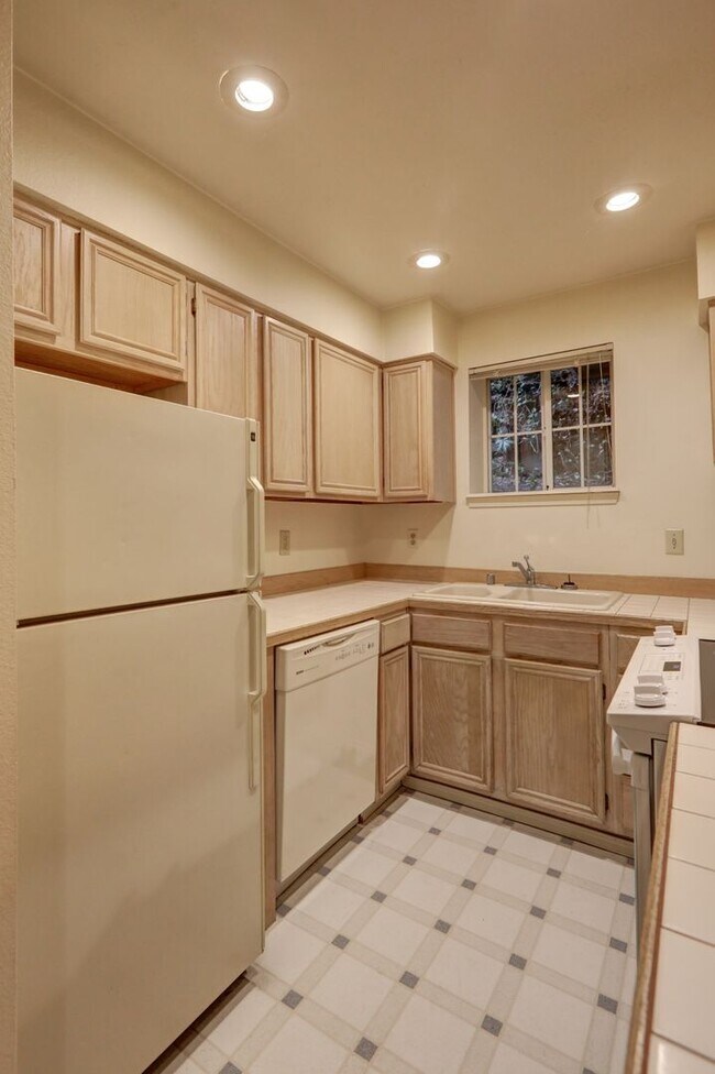Building Photo - Charming 2BR 2BA Condo in great Bellevue l...