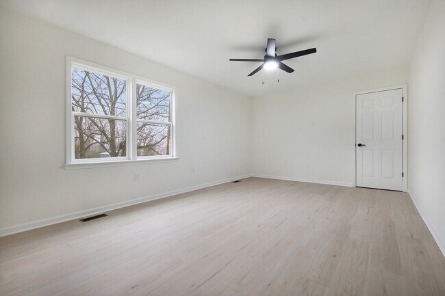 Building Photo - Two Bedroom Two Bathroom House with office and upstairs bonus room!   Fenced Yard!  Dogs Welcome!