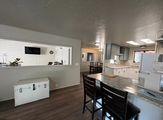 Building Photo - Quiet 3 Bedroom 2 Bathroom House