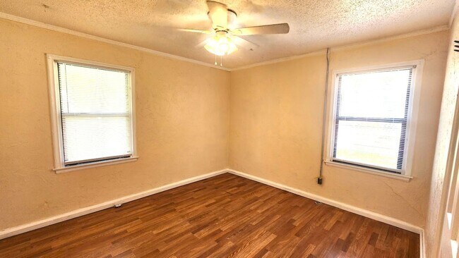 Building Photo - 2 Bed 1 Bath 1 Car  Detached Garage in Chesser Addn Midwest City