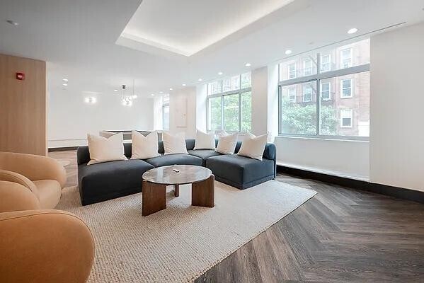 Building Photo - 260 W 26th St