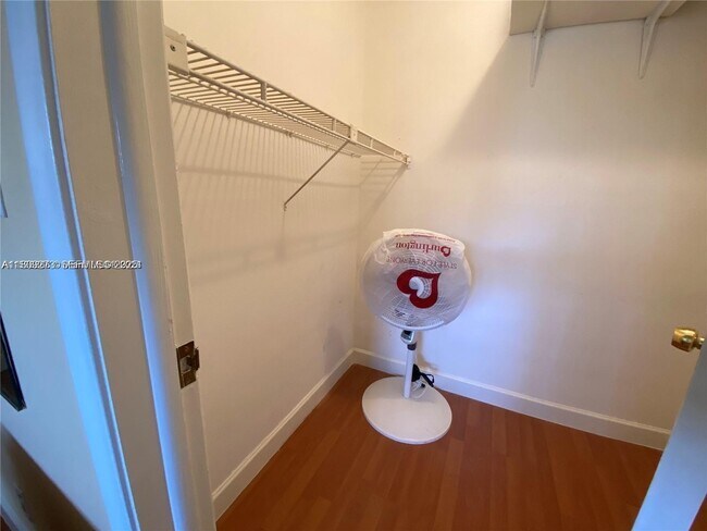 Building Photo - 671 S Hollybrook Dr