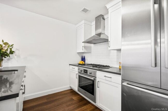 Building Photo - Byron