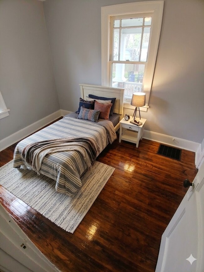 Building Photo - 1826 Green St