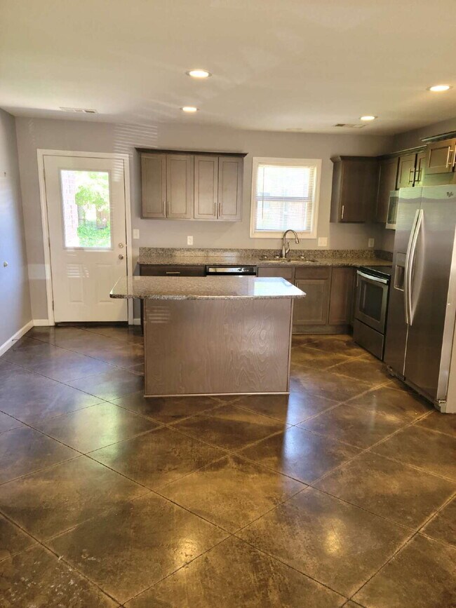 Building Photo - "Chic 2-Bedroom Duplex with Granite Elegance at 708-1 Freeman Street, Jonesboro!"