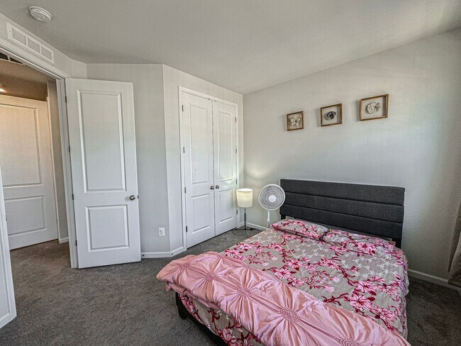 Building Photo - Stunning and Spacious 4 Bed 3.5 Bath End Unit Townhome In Highly Desired Goose Creek Club