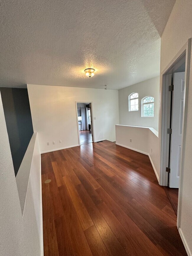 Building Photo - Tons of Character! 3 bed 2.5 bath amazing ...