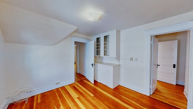Building Photo - [In-Unit Laundry; Garden] Townhouse-Style Living, with Historical Details & Parking!