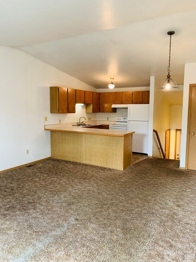 Building Photo - Split Level - 2 Bed - 1 Bath - Lolo Condo