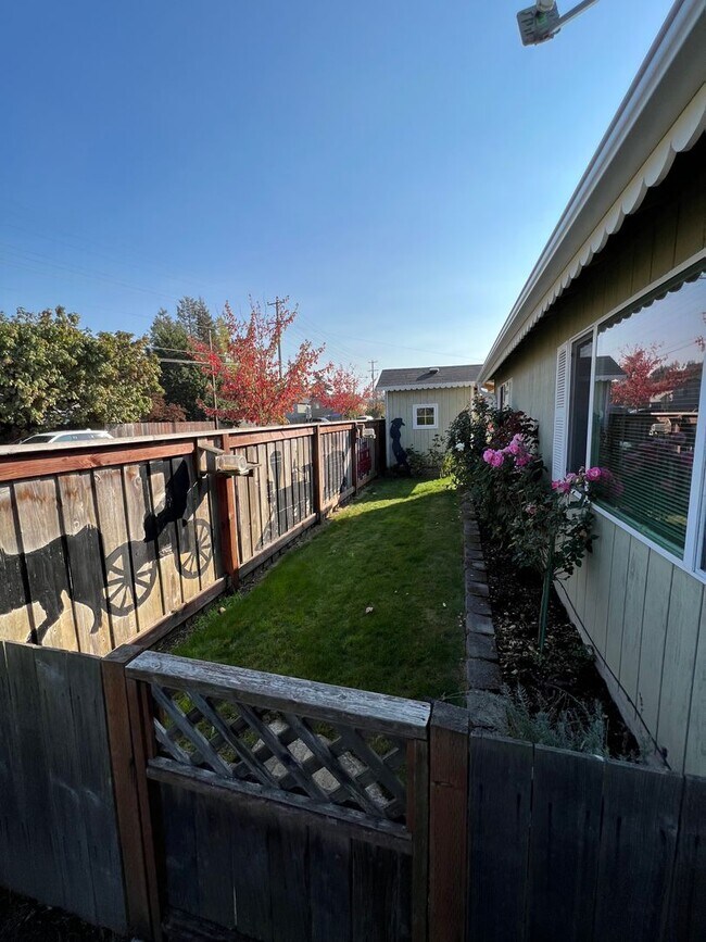 Building Photo - 2-bedroom 1-bathrroom Duplex