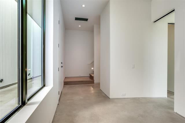 Building Photo - 2422 N Carroll Ave