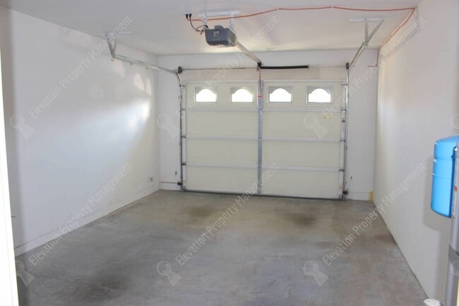 Building Photo - Great 2/2 BR Duplex near Pilot Butte
