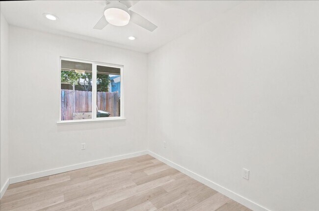 Building Photo - 3944-3944 Renick Way