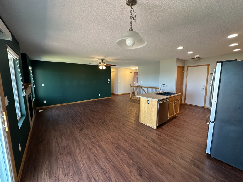 Building Photo - 585 SE Crabapple Dr