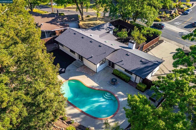 Building Photo - 2424 San Miguel Dr