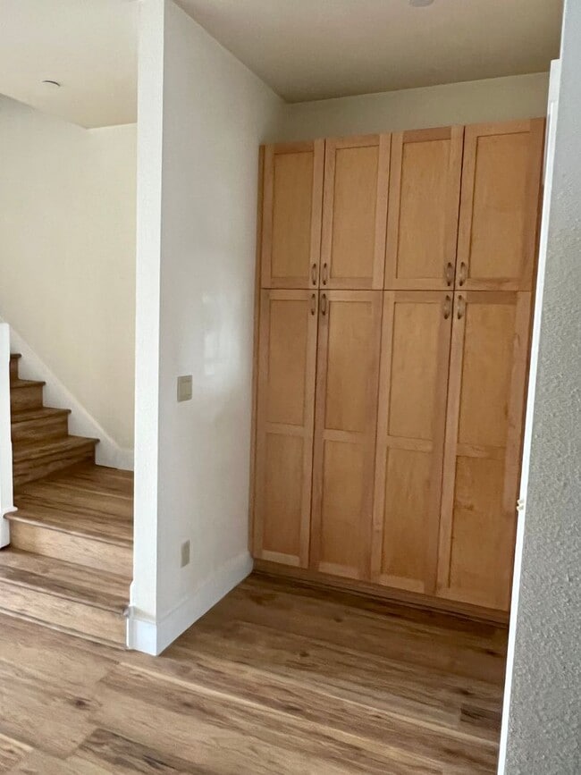 Building Photo - Townhome in Bremerton with beautiful view.