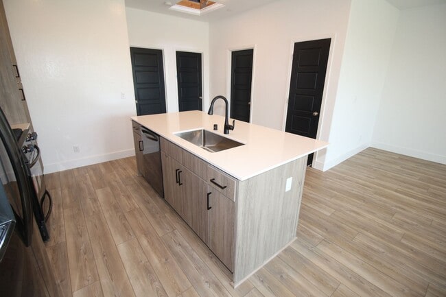 Building Photo - 2707 E Tamarind Dr