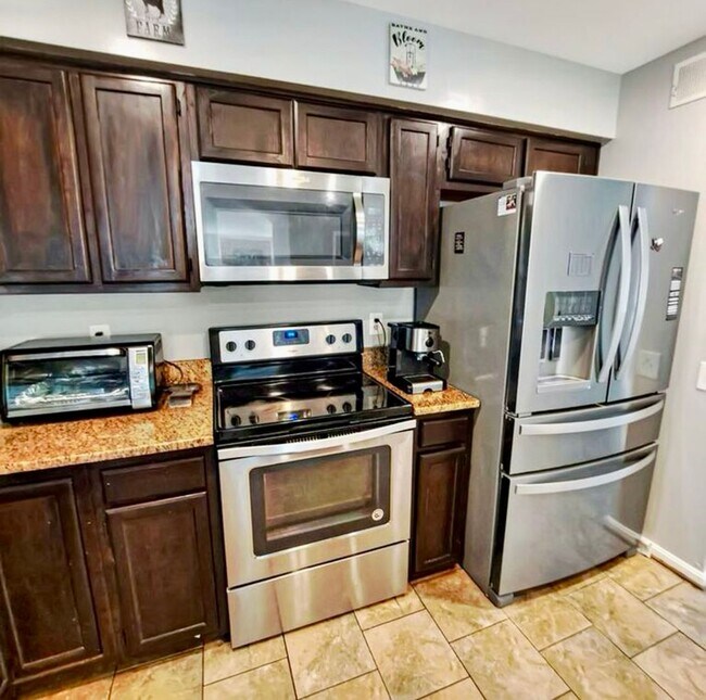 Building Photo - Amazing 5 BR/3.5 BA Single-Family Home in ...
