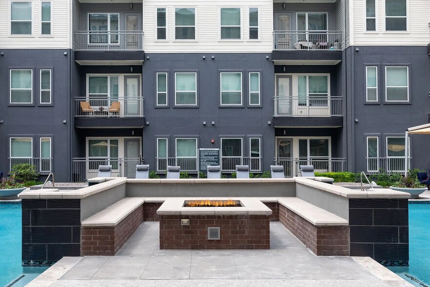 Building Photo - 3501 Ross Ave