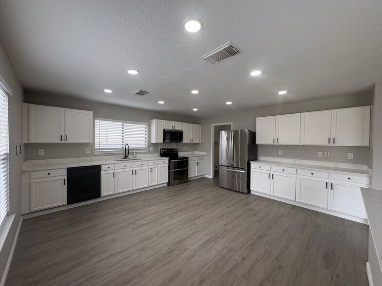 Building Photo - 8110 Stagwood Hill