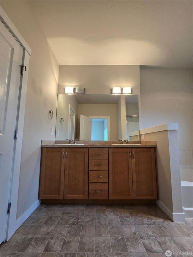 Building Photo - 3Bd/2.5Ba Newcastle Townhouse