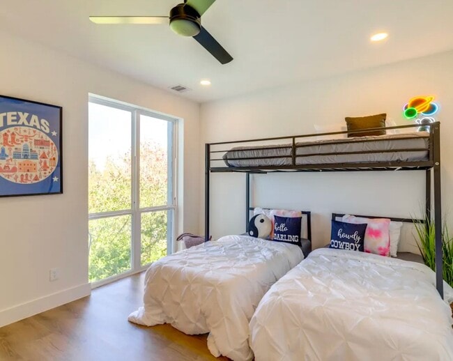 Building Photo - 2205 Staples St