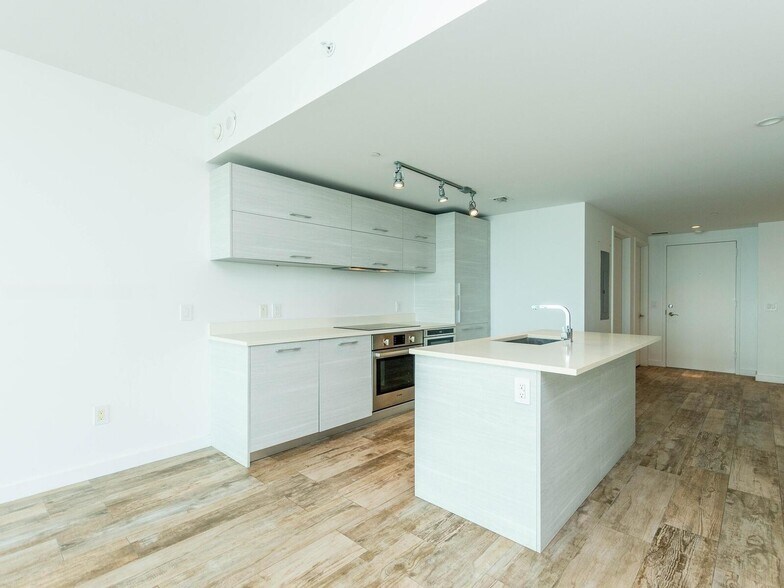 Building Photo - 650 NE 32nd St