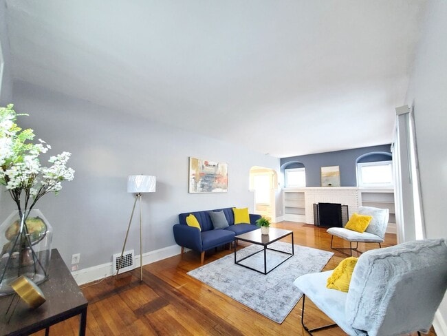 Building Photo - 5 Bed - 2 Full Bath Cape Cod for Rent!