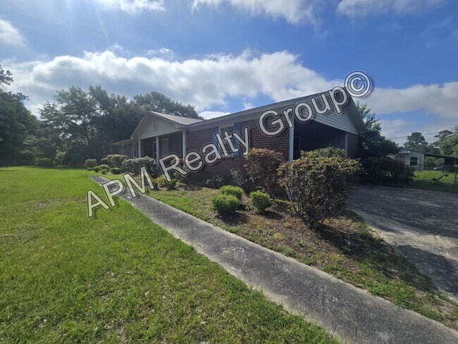 Building Photo - Spacious three bedroom West Columbia home