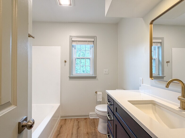 Building Photo - 425 Deerfield Dr