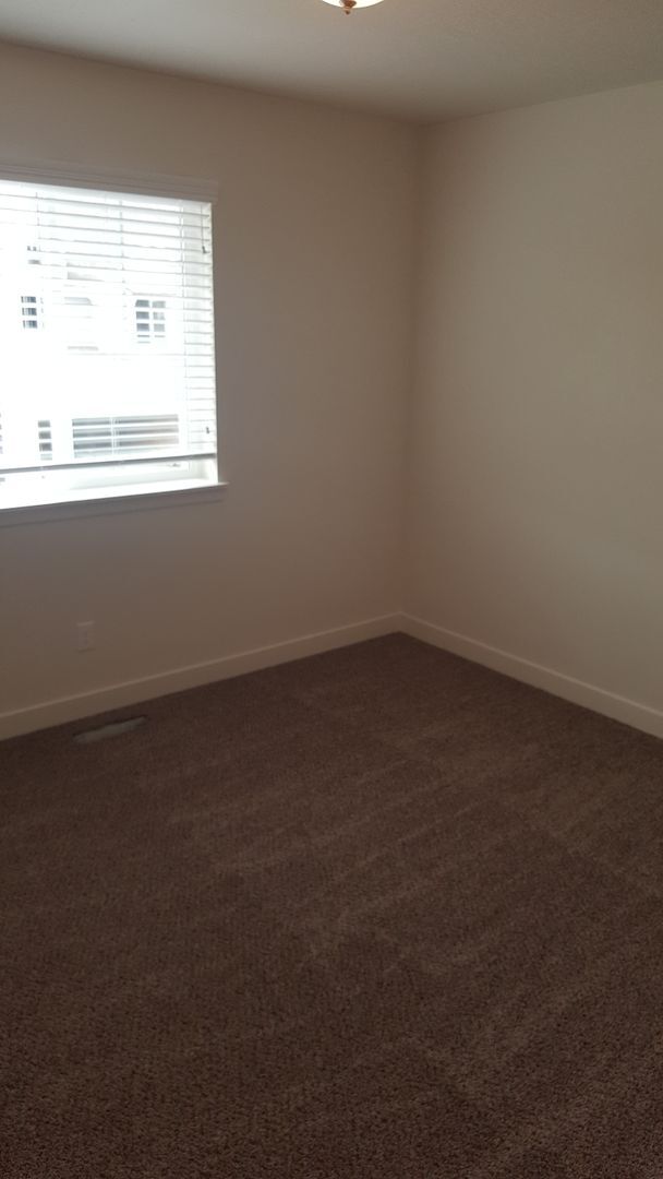Building Photo - Spacious 3-Bedroom, 2.5-Bath Home in Cente...