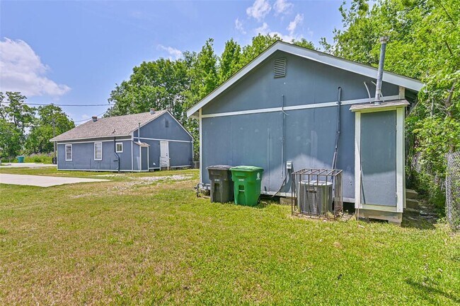Building Photo - 9839 Racine St