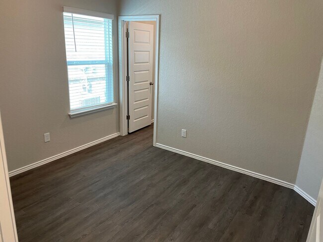 Building Photo - Four Bedroom | Two Bath Home in Scott's Ho...