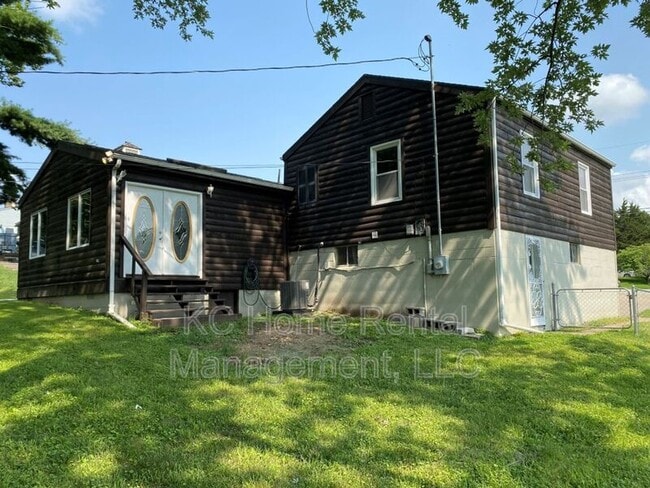 Building Photo - 1519 NE Englewood Rd