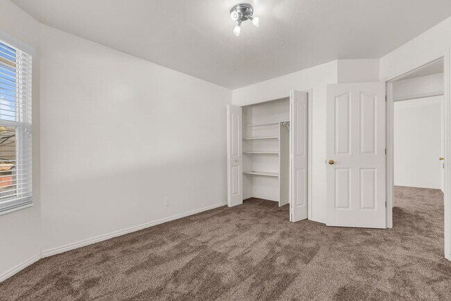 Building Photo - 5BR Sandy Home w/ NEW Flooring, Huge Basement & Large Backyard
