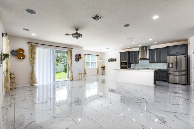 Building Photo - AMAZING 2 STORY HOME AVAILABLE AND BEAUTIFUL!