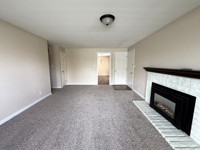 Building Photo - Adorable townhome in the desirable Woodside-Sparks community!