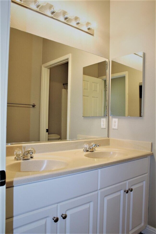 Building Photo - 4 Bedroom 2 Bath Home