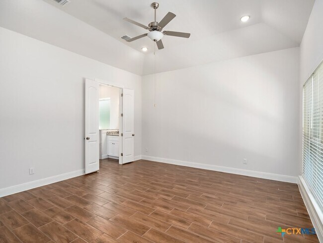 Building Photo - 530 Carriage House