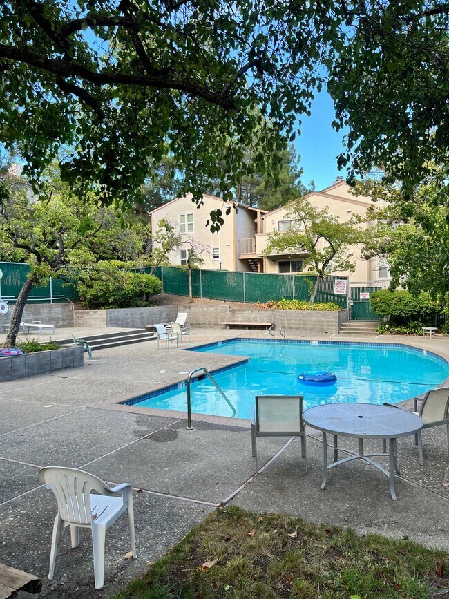 Building Photo - 250 Chilpancingo Pkwy